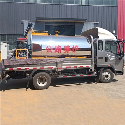 Camion distribuitor asfalt